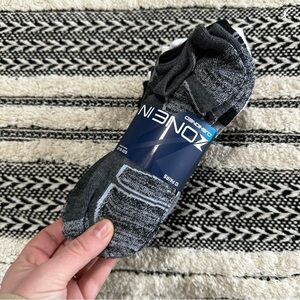 Nwt zone in cushioned grey black socks size 10-13 mens 97% polyester 3% spandex